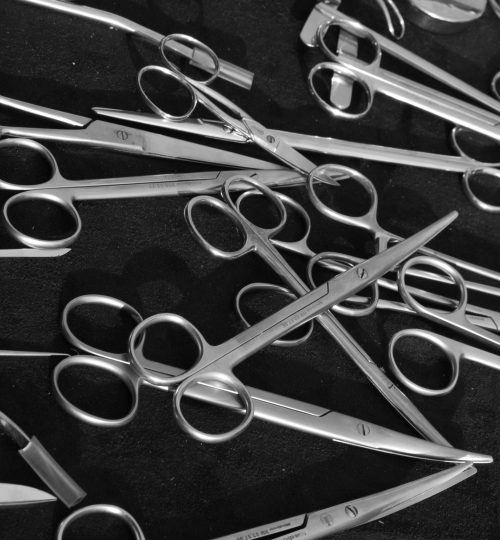 surgery tools by oldgreentree is licensed under CC BY-NC 2.0.